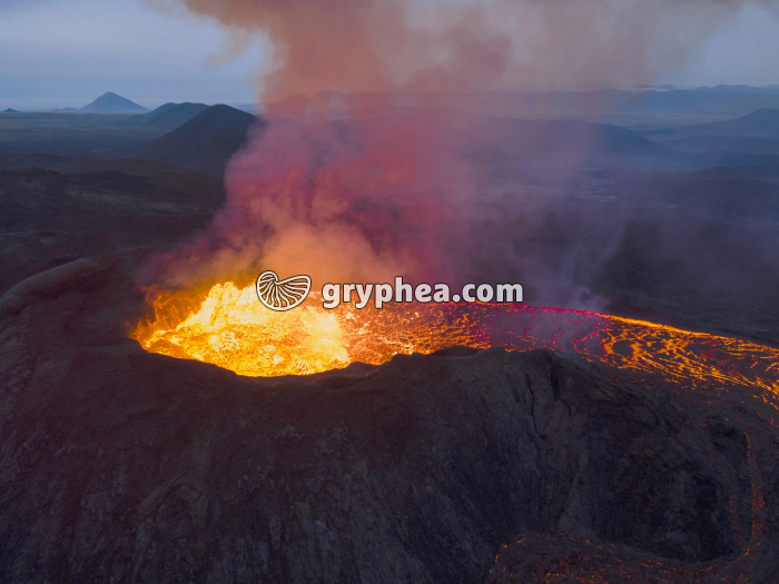 Volcan - Cratère principal avec lac de lave (Volcan de la Fagradalsfjall, Islande 2021) - gryphea.com